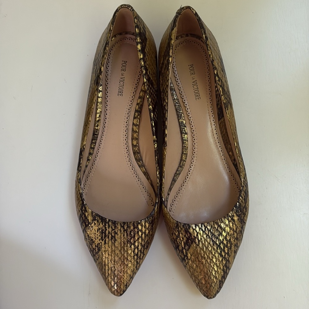 NWOT Pour La Victoire Gold Snakeskin Women's Flats, Sz 8 - Picture 3 of 12